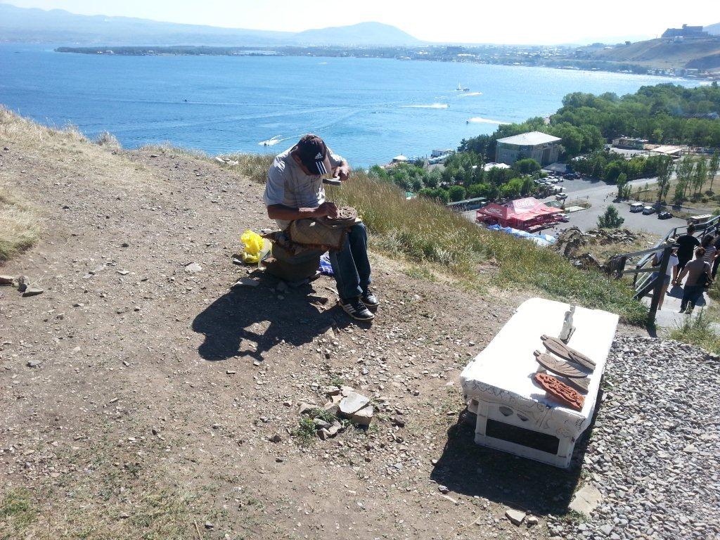ARMENIE SCULPTEUR au LAC SEVAN